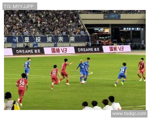 足球明星亲临活动现场与球迷互动共庆足球盛宴欢乐无限